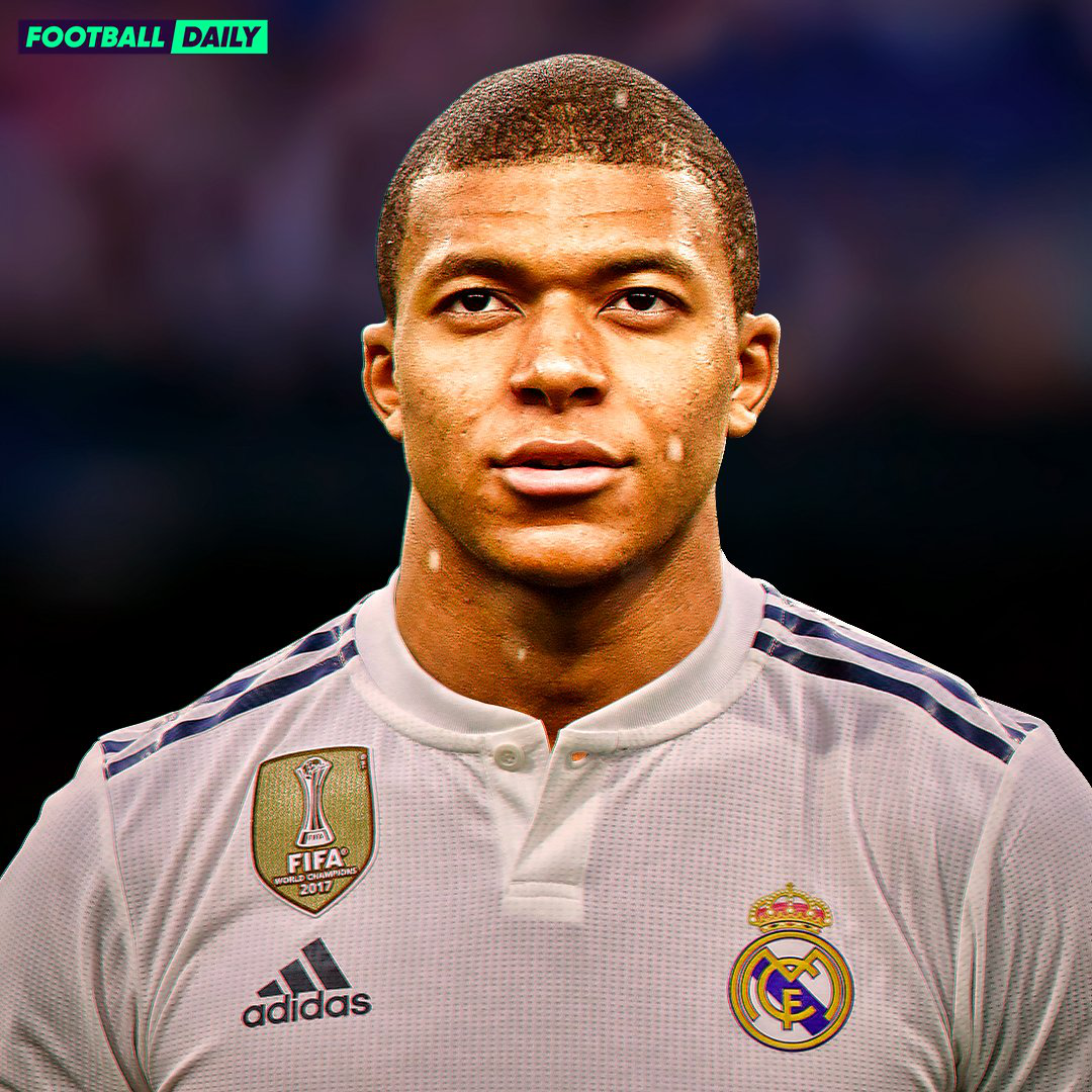 自己给自己颁奖！特朗普获首届FIFA和平奖 因凡蒂诺抛出争议言论（被指“自我加冕”，特朗普摘得首届FIFA和平奖，因凡蒂诺言论引发争议）