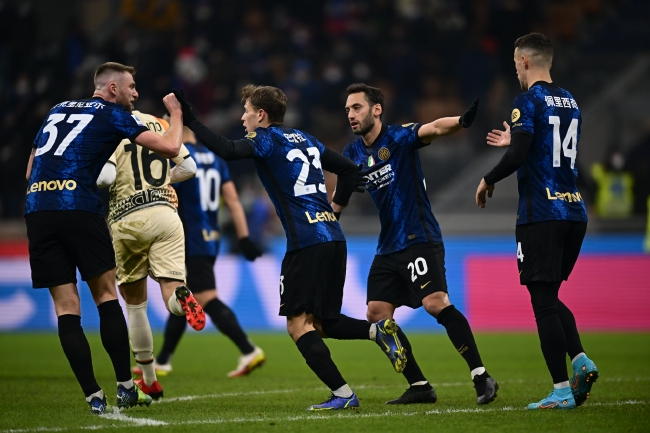 利物浦主帅斯洛特欢迎萨拉赫回归，但其状态仍存疑，萨拉赫将对阵布莱顿，未来决定尚不确定。（利物浦主帅斯洛特欢迎萨拉赫归队，状态仍成疑；将战布莱顿，未来未明）