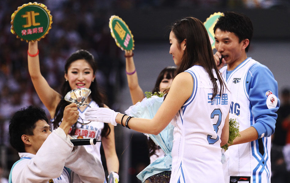 孙颖莎战胜米特兰姆，王楚钦不敌弗朗西斯卡，被对方反手限制（孙颖莎力克米特兰姆，王楚钦负于弗朗西斯卡遭其反手压制）