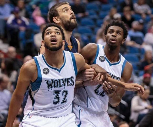 科沃德在30分钟内打出23分14板5助&历史第二位新秀（科沃德30分钟高效砍下23分14板5助，成史上第二位达成此数据的新秀）