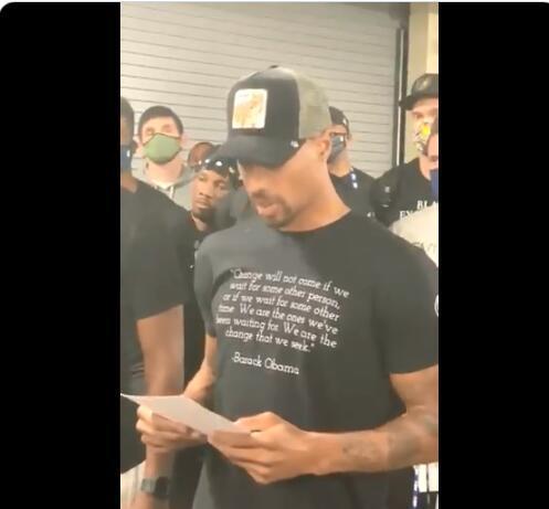 萨里：VAR工作区可以放到替补席对面，否则容易造成冲突（萨里建议将VAR区域设在替补席对侧，以免引发冲突）