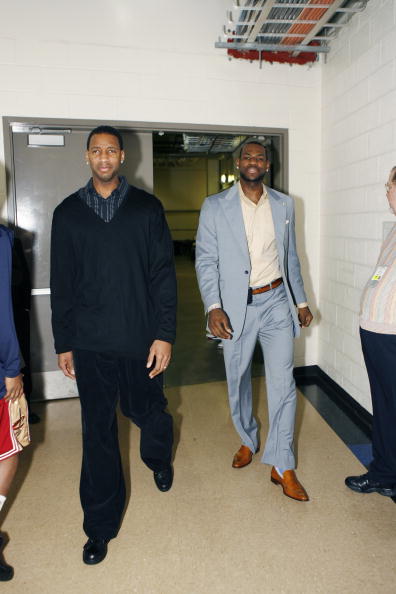 马卡：埃里克疑似鼻骨骨折，已被立即送往医疗中心进行检查（马卡报道：埃里克疑遭鼻骨骨折，已紧急送医检查）