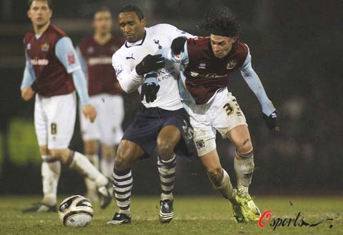 多特4-0十人黄潜，吉拉西双响，阿德耶米、斯文松建功，法比奥-席尔瓦失点（十人黄潜遭多特4-0横扫：吉拉西梅开二度，阿德耶米、斯文松破门，法比奥-席尔瓦点球失手）