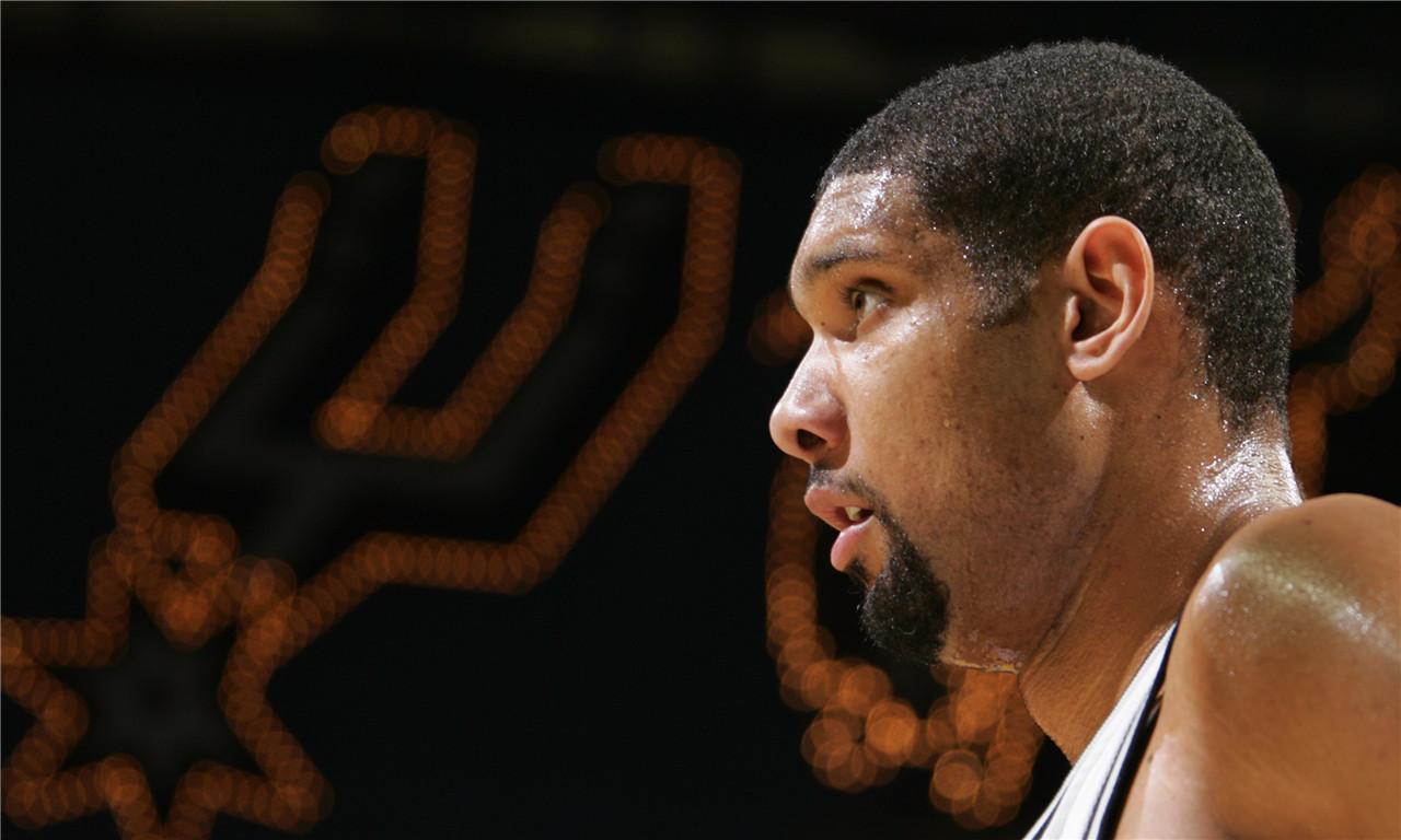 镜头语言，阿诺德上场镜头给到一位利物浦球迷亲吻队徽（阿诺德登场瞬间，镜头捕捉利物浦球迷亲吻队徽）