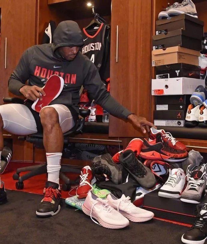 篮球湖人球员训练结束后状态恢复良好（湖人队训练后，球员状态恢复理想）