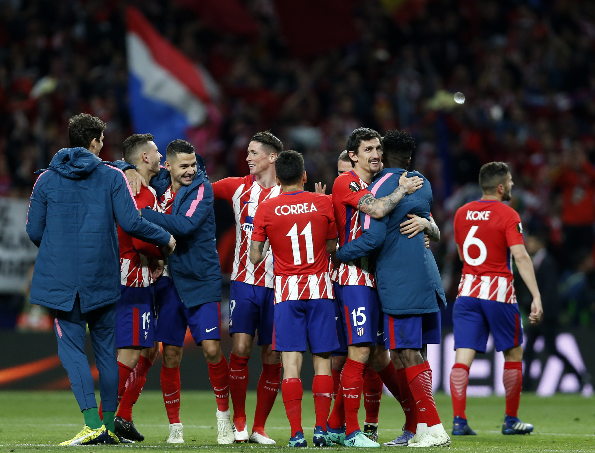 另一个半球的思念，奥斯卡晒出在家观看海港亚冠比赛照片（远隔半球仍心系海港，奥斯卡在家观战亚冠晒照）