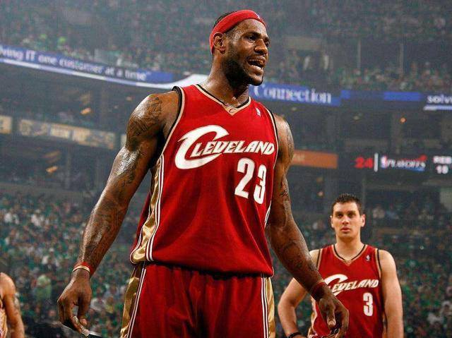 半场战报：比利亚雷亚尔1-1马略卡，赫拉德-莫雷诺建功，萨穆-科斯塔破门（半场：比利亚雷亚尔与马略卡1-1，赫拉德-莫雷诺与萨穆-科斯塔各入一球）